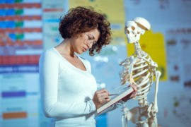 anatomistuderende bliver undervist i anatomi og fysiologi på anatomikursus