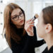 studerende øver make up på makeup kursus