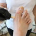 elever øver fodstatus og ser på sår på kursus i fodstatus og sår