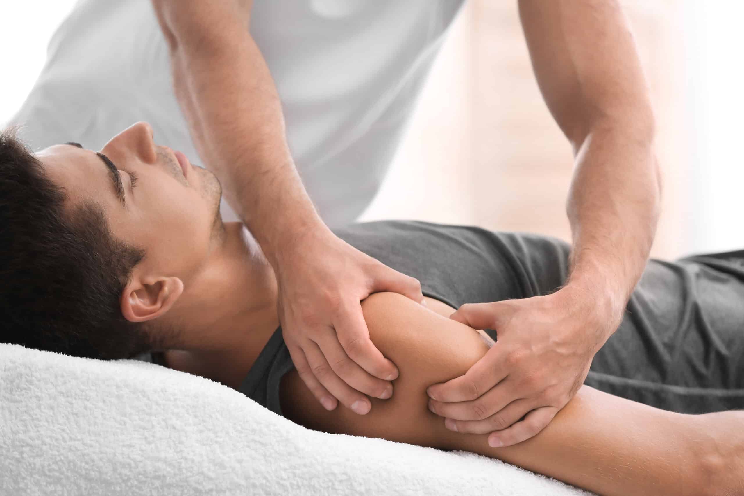 fysiurgisk massør under uddannelse laver fysiurgisk massage