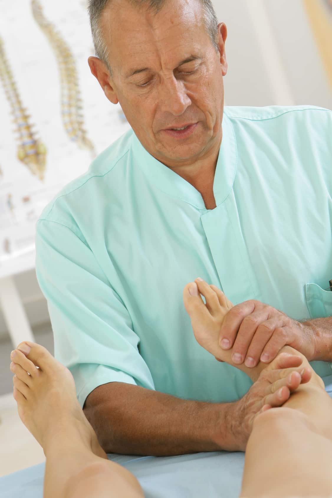 Mand undersøger fodsmerter ud fra sit grundlæggende farmakologi kursus