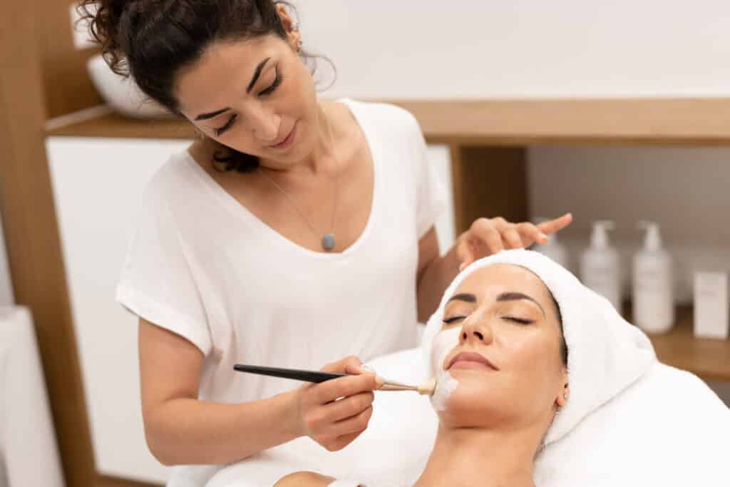 kosmetolog øver kosmetologbehandling