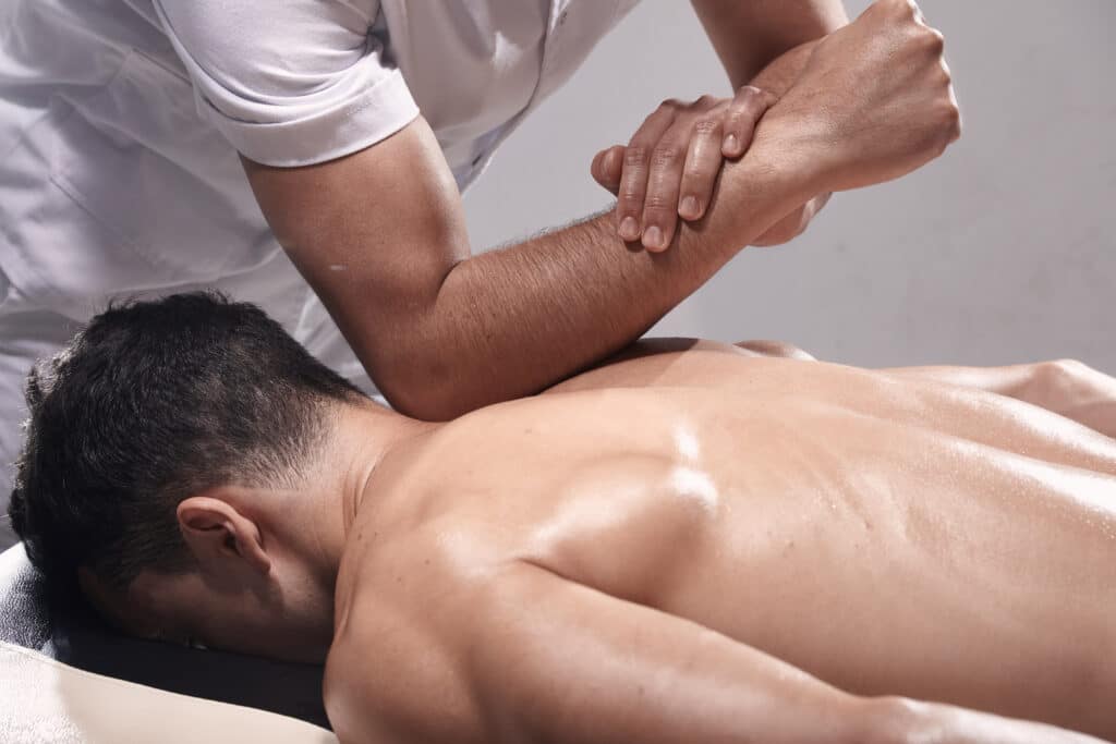massørstuderende øver kropsmassage på massagekursus