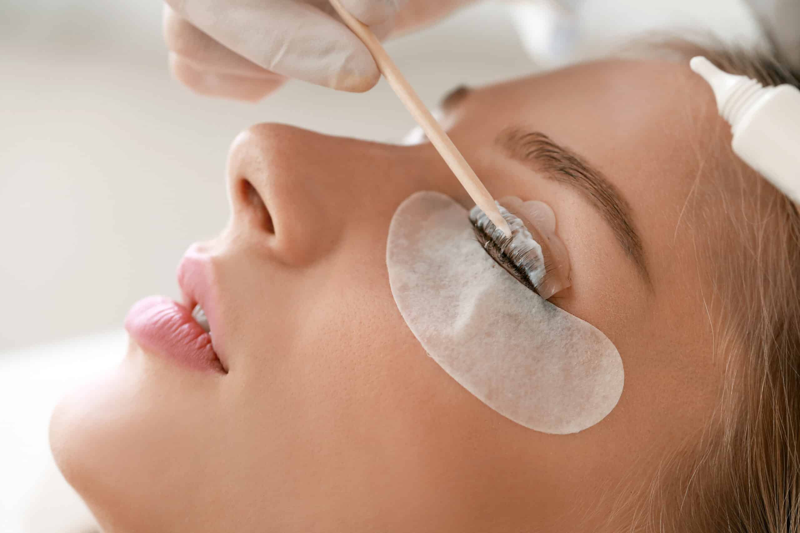 studerende undervises i lash lift, lash filler, lash permanent på lash stylist uddannelse